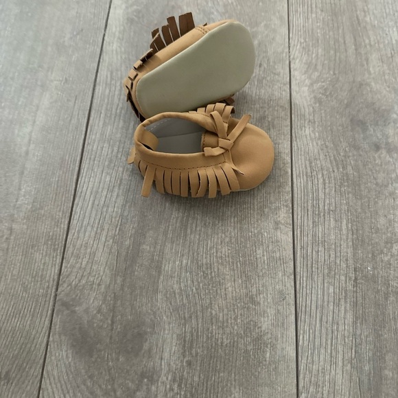 old navy tan moccasin booties baby girl 0-3 months never worn - Picture 11 of 15